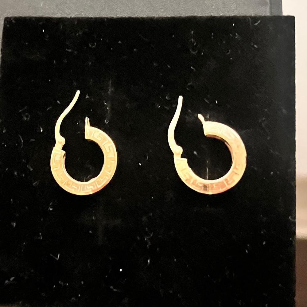 NWT 18k gold hoop snap closure earrings - Picture 8 of 17